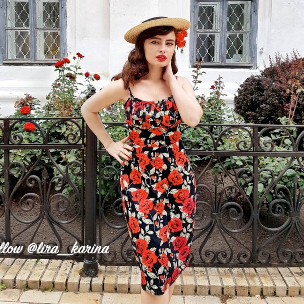 Hearts and Found Shelf Bust Wiggle Pencil dress Bettie Si Senorita red rose